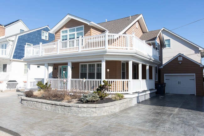 Building Photo - 107 S Richards Ave