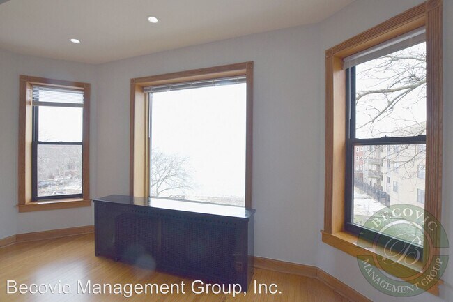 Building Photo - 7510-7514 N Eastlake Terrace