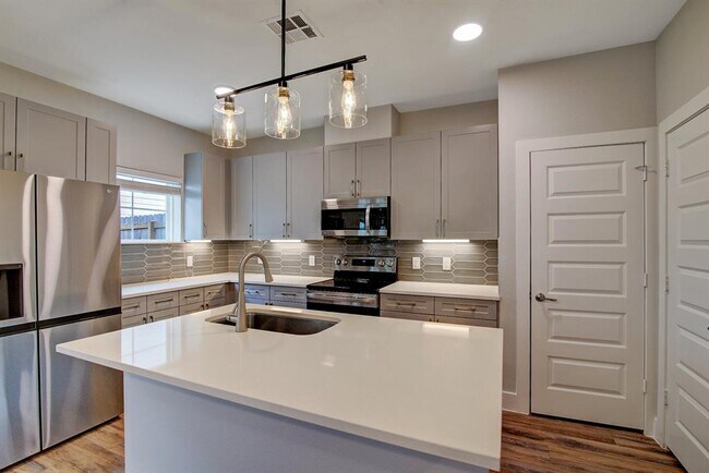 Foto del edificio - 28325 Birnham Woods Dr