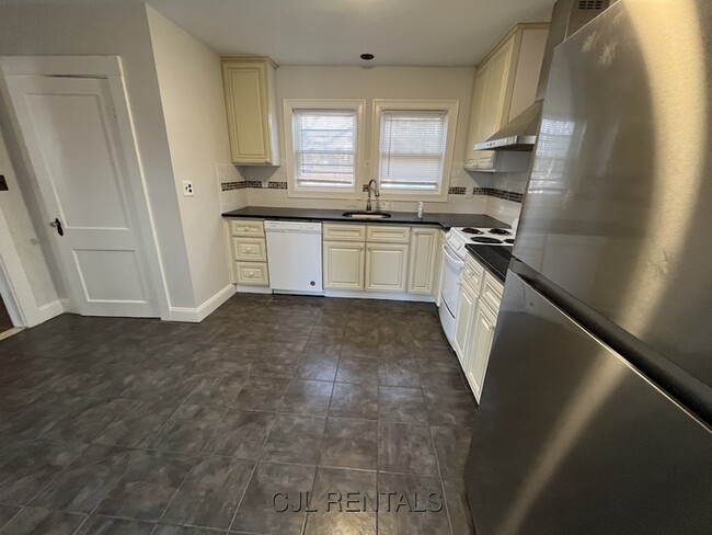 Photo - 30 Stearns Rd Apartment