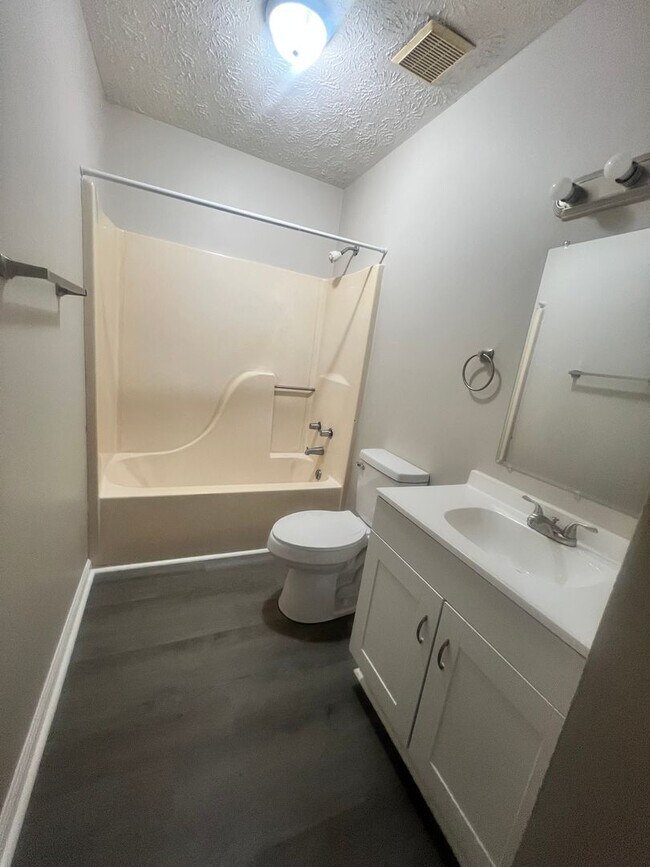 Foto del edificio - Three Bedroom Two Bath Home