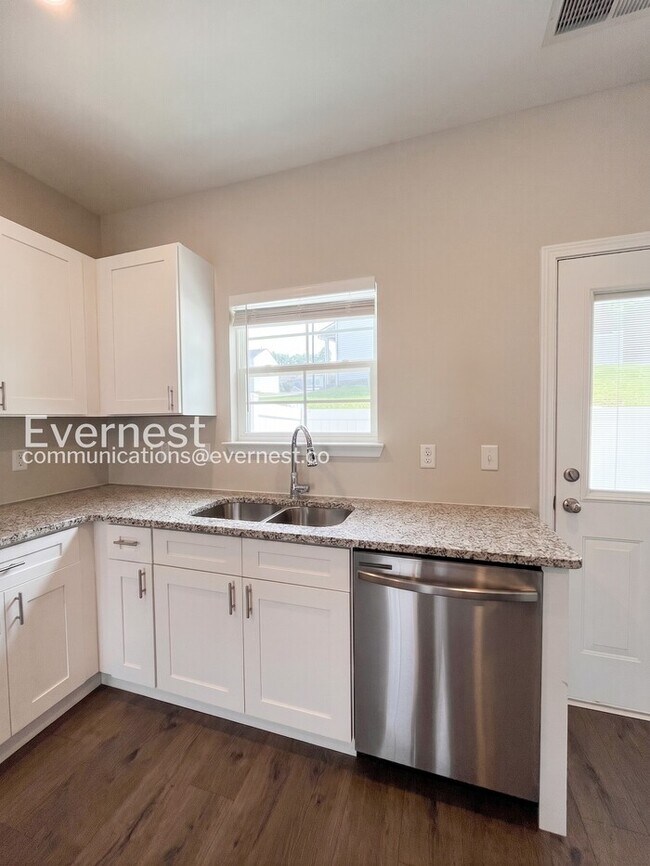 Foto del edificio - 2-Bed/3-Bath Townhouse with Modern Amenities/ Pet-Friendly /Available Now!