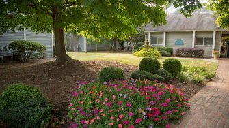 Building Photo - 2403 Greenleaf Dr