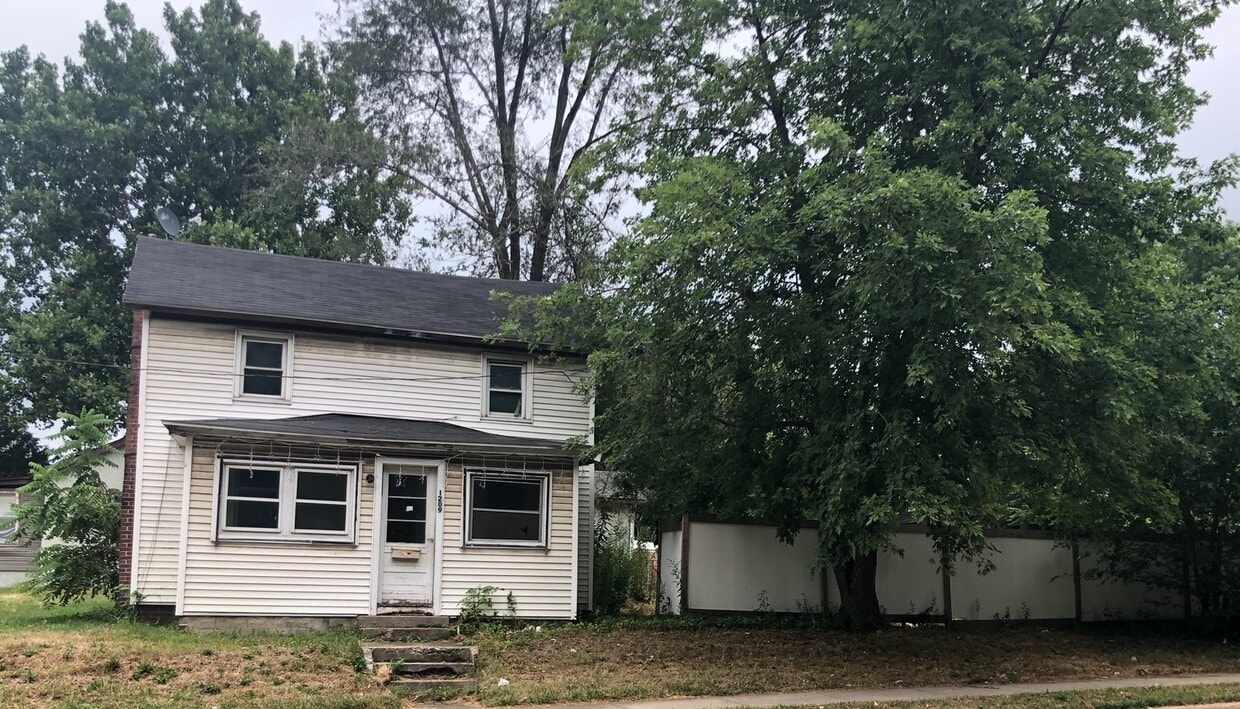 1209 N Bloomington St, Streator, IL 61364 House for Rent in Streator