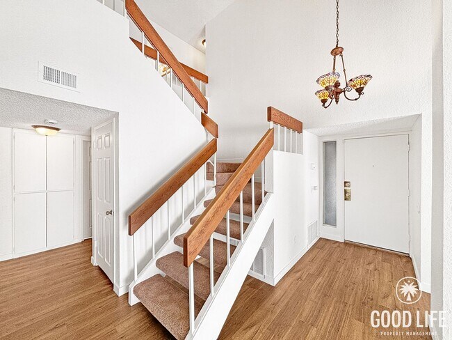 Foto del edificio - Charming 4BD/3BA 2-Story House in Spring Valley W/ W/D, A/C, Large Balcony, & Community Pool, Par...