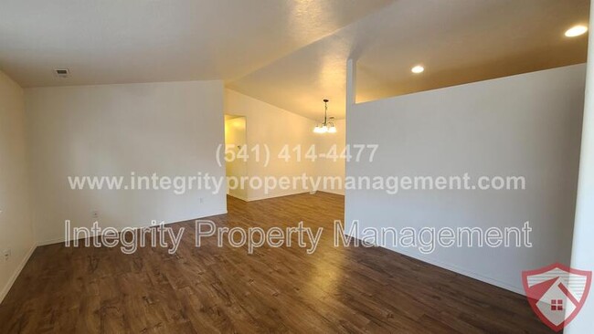 Building Photo - 515 Primrose Dr