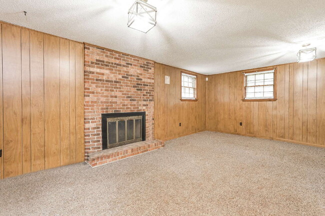Building Photo - 3-Bed Plus 2 Bonus Rooms with Large Yard!