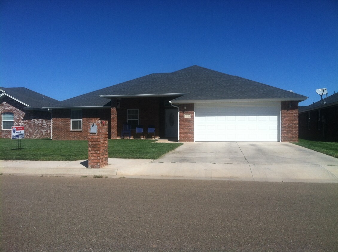 Primary Photo - BRICK HOME IN NORTHEAST CLOVIS NEAR MESA S...