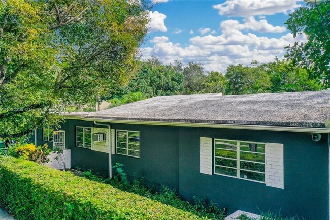 Building Photo - 2584 Inagua Ave