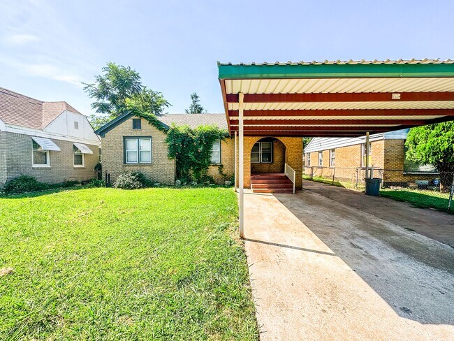 Foto del edificio - 3 Bed / 1 Bath - LARGE Workshop!