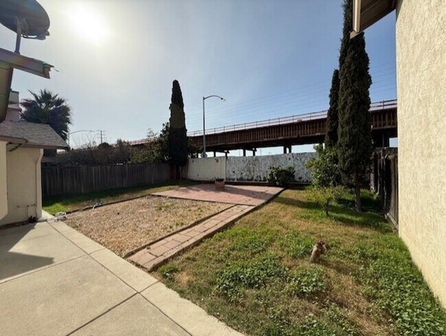 Foto del edificio - 3 Bedroom, 2 Bath Home with large yard and courtyard near Lake Cunningham Park...available now!