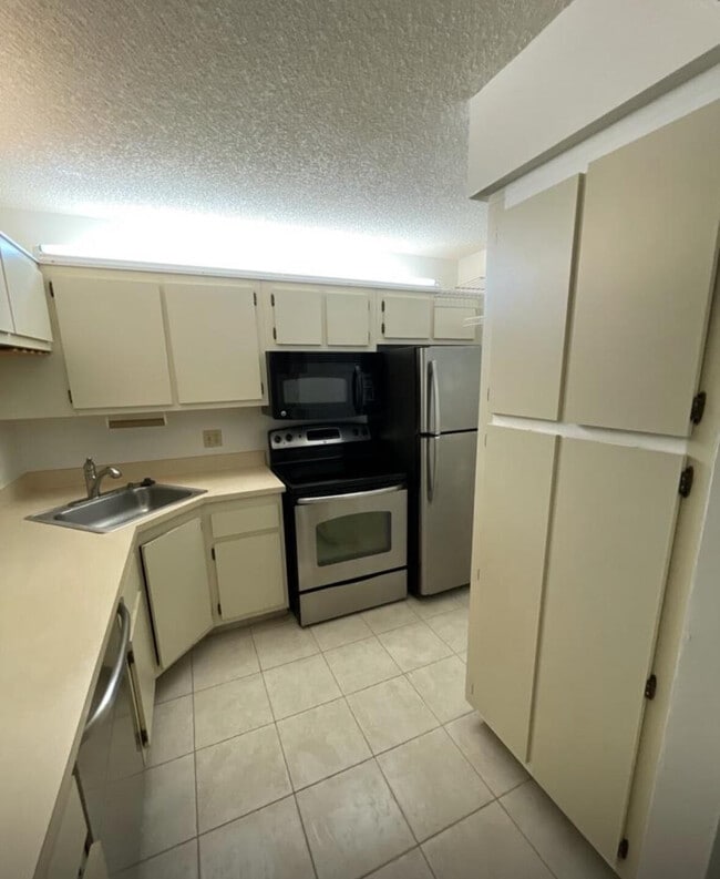 Building Photo - 208 Foxtail Dr