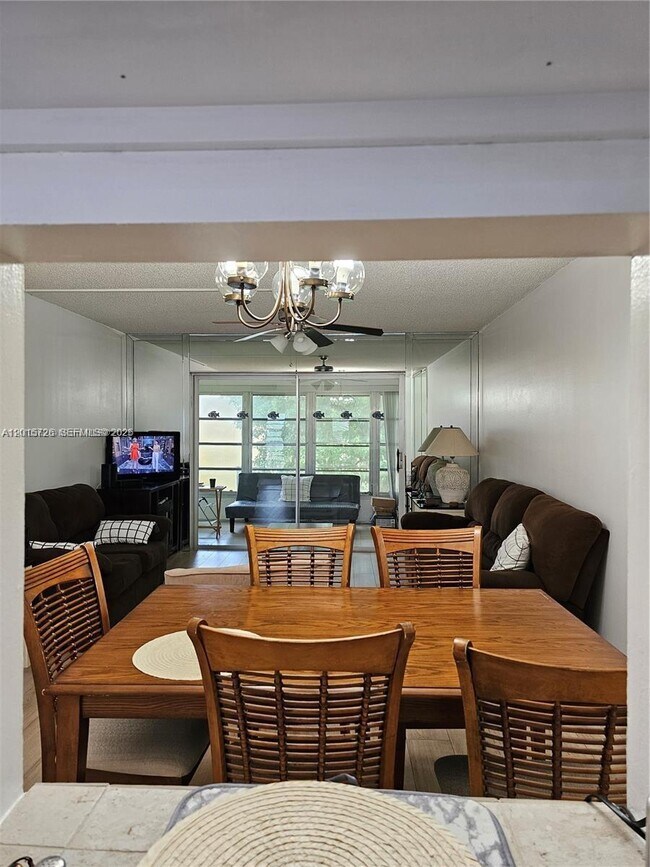 Foto del edificio - 6150 NW 62nd St