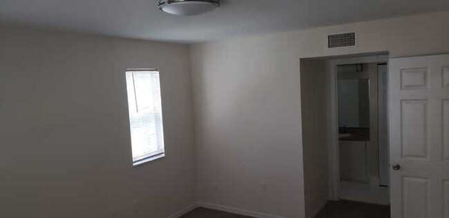 Foto del edificio - SPACIOUS 2BED/2BATH NEW FLOORING NICE VIEW...