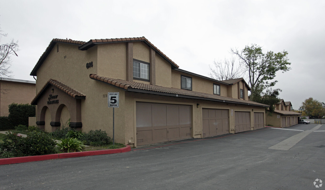 Building Photo - Arrow Townhomes