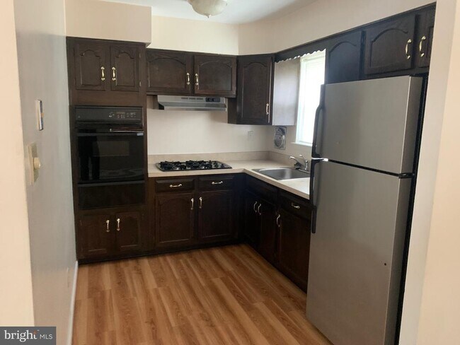 Foto del edificio - 9942 Lackland Dr