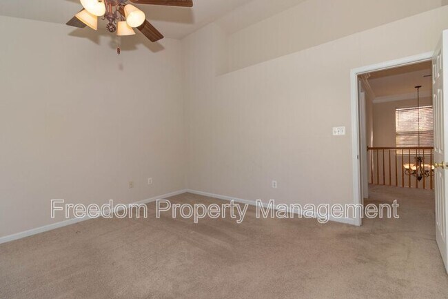 Foto del edificio - 6758 Sutton Oaks Way