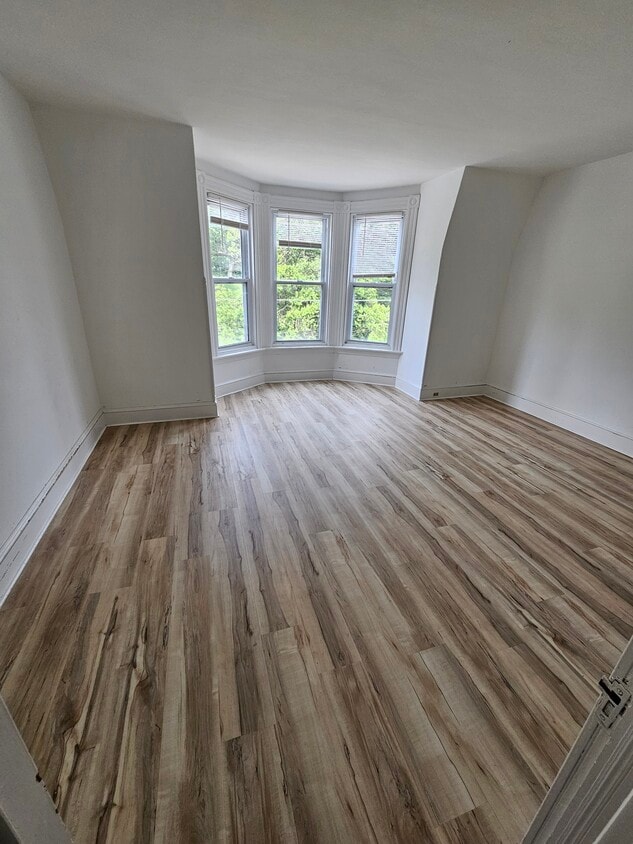 Top floor bedroom w/closet - 148 Clymer St