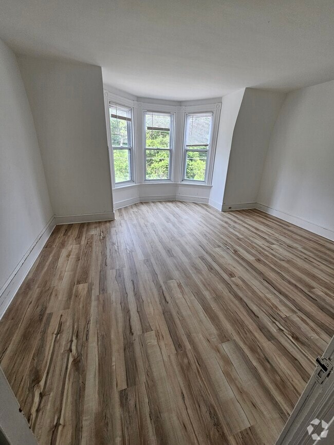 Building Photo - 148 Clymer St