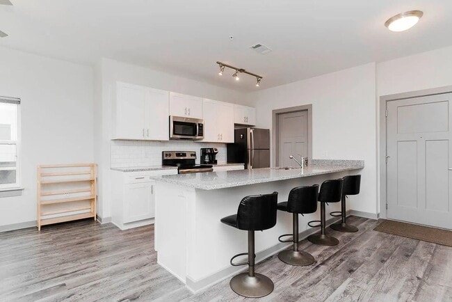 Building Photo - Furnished Luxury Condo on Riverfront Parkw...