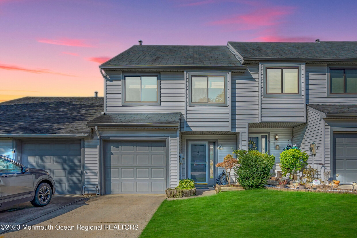 84 Lexington Cir, Matawan, NJ 07747 Condo for Rent in Matawan, NJ