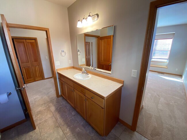 Foto del edificio - Stunning 2 bed 2 bath condo with double ga...