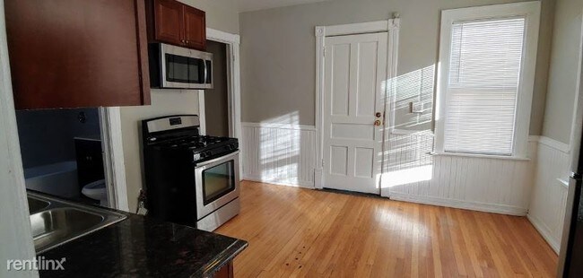Foto del edificio - 2463 N Bartlett Ave