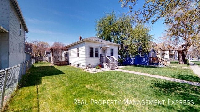 Building Photo - Renovated 2 Bedroom 1 Bathroom Home w/ Sin...