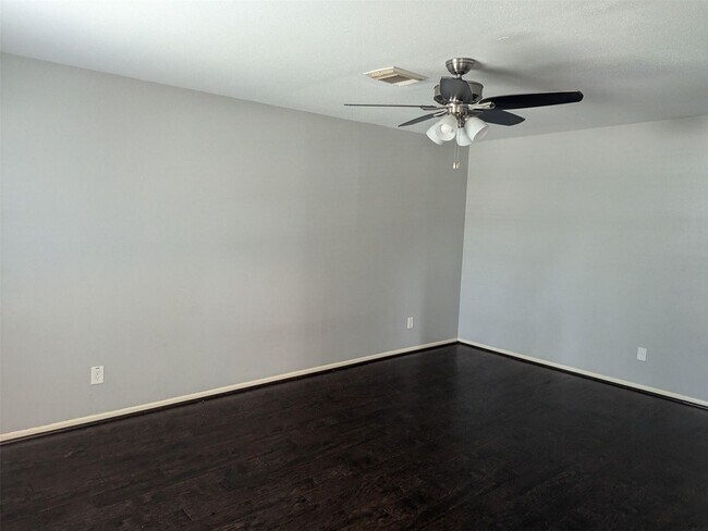 Foto del edificio - MOVE-IN READY 4 BED/ 2.5 BATH HOME IN MIDD...
