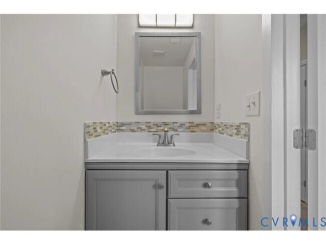 Foto del edificio - 4 Bedroom 3 Bathroom for Rent