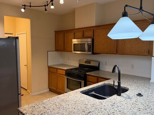 Foto del edificio - Great 4 bedroom townhome