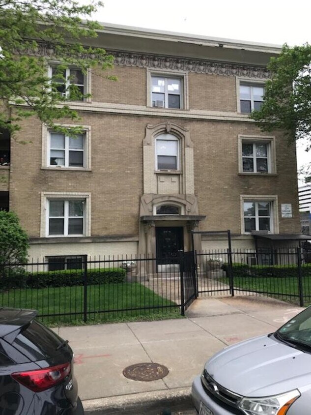 Front of Building - 4344 N Clarendon Ave