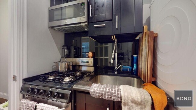 Building Photo - 314 E 106th St