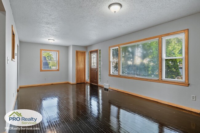 Building Photo - 3 Bedroom Home in New Prague