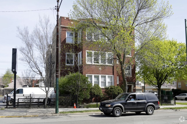 Building Photo - 5400 W Montrose Ave