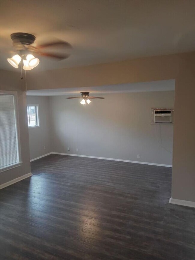 Building Photo - ADORABLE 3 BEDROOM 1 BATH REMODELED