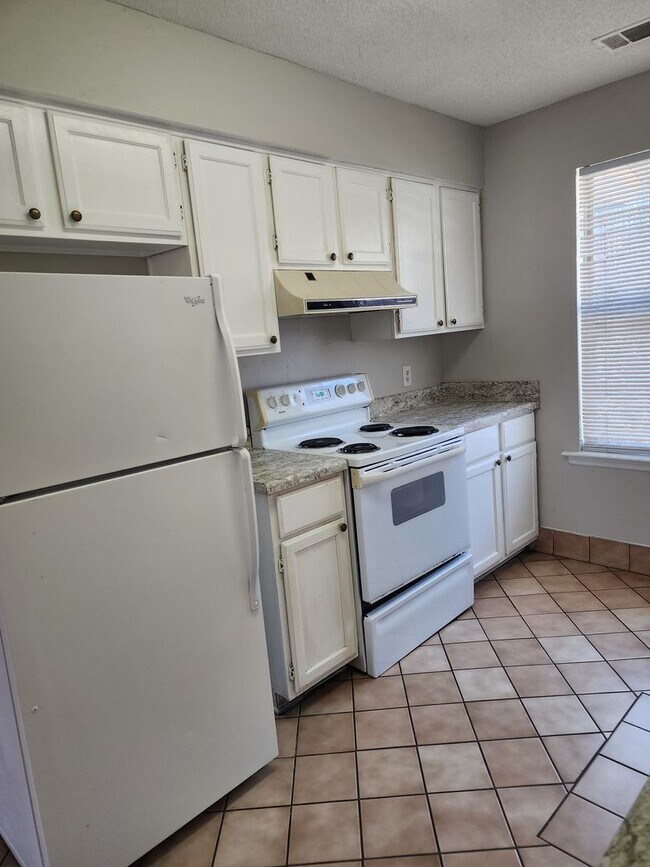 Foto del edificio - 3 bedroom, 2 bath Norwood home with new HVAC, new roof and fenced in backyard.