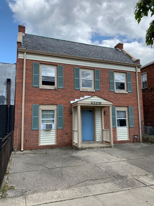 Building Photo - 2206 Summit St