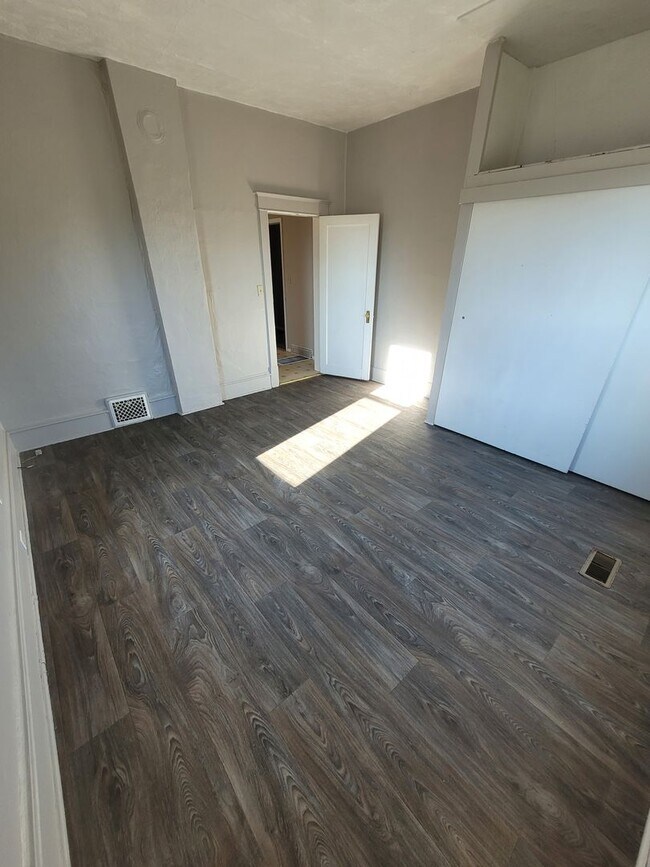 Building Photo - 2 bed, 1 bath house