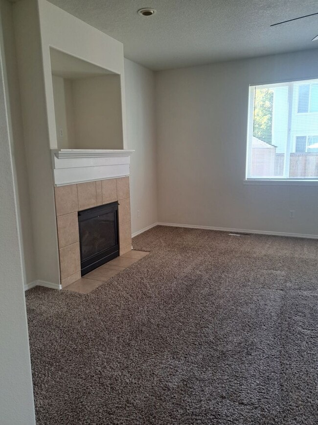 Foto del edificio - 3 Bedroom Home - Nice back yard -  no appl...