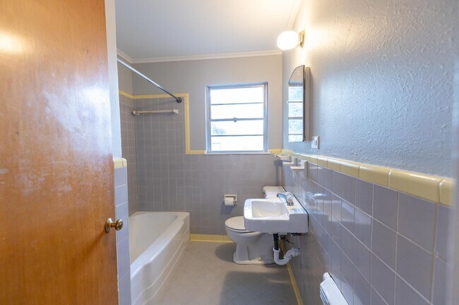 Foto del edificio - Large 3-Bed, 1-Bath Home on Anderson Island – Newly Remodeled!