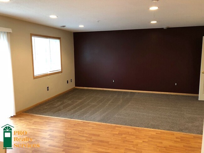Foto del edificio - 3 Bedroom Townhouse in Spring Lake Park