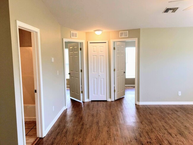 Building Photo - 2213 Armour Rd