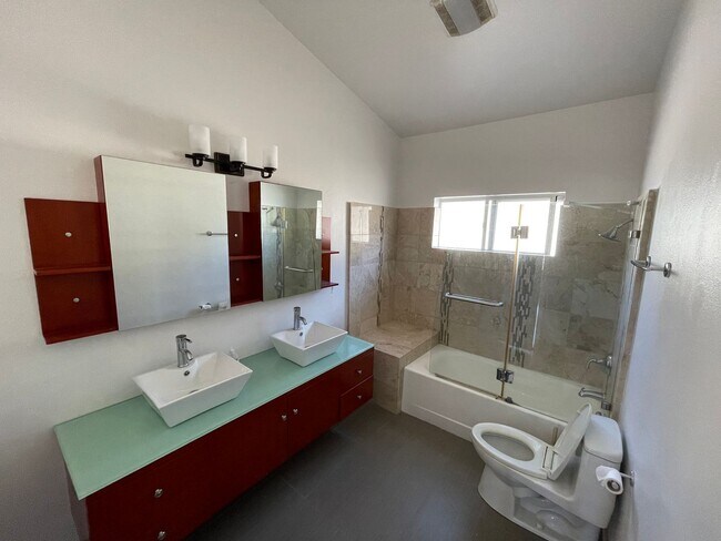 Foto del edificio - Stunning Remodeled 2BR/2BA Garage Laundry Fireplace