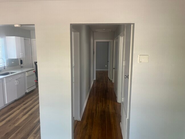 Foto del edificio - 404 Storeywood Dr