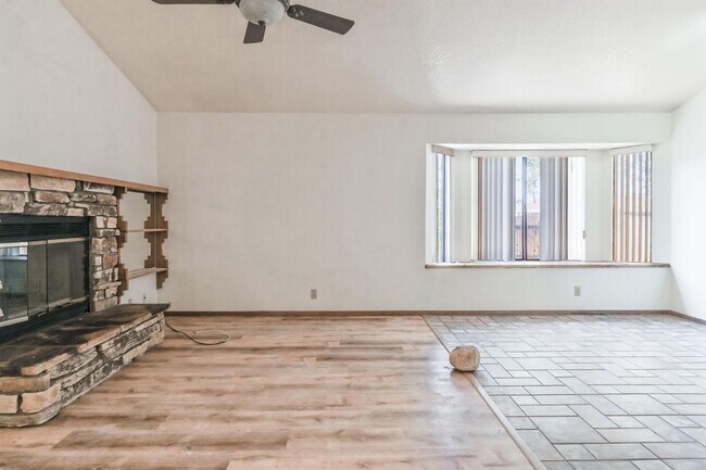 Foto del edificio - Great Ridgecrest 4 Bedroom Home