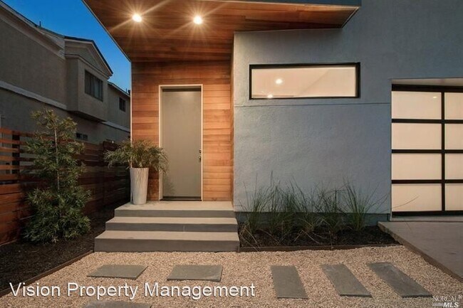 Building Photo - 3 br, 2.5 bath House - 732 34th St. #B