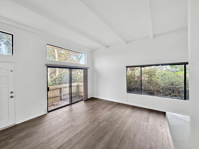 Foto del edificio - Beautiful 3BD/3BA W/ Attached Garage and I...