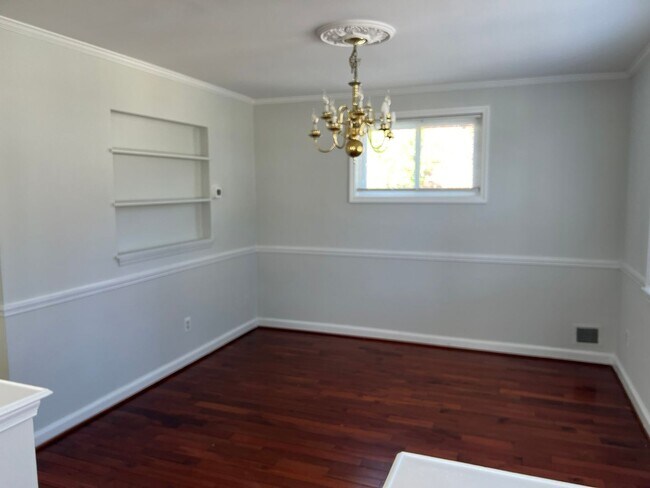 Building Photo - Charming Colonial Close to METRO, Parks, &...