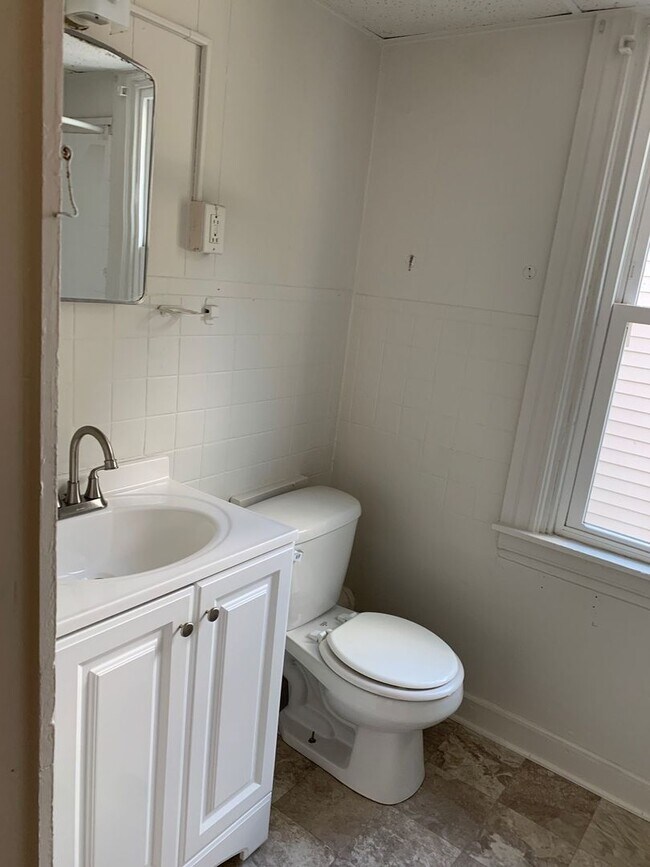 Foto del edificio - Spacious 2 Bedroom, 1 Bathroom with Bonus ...